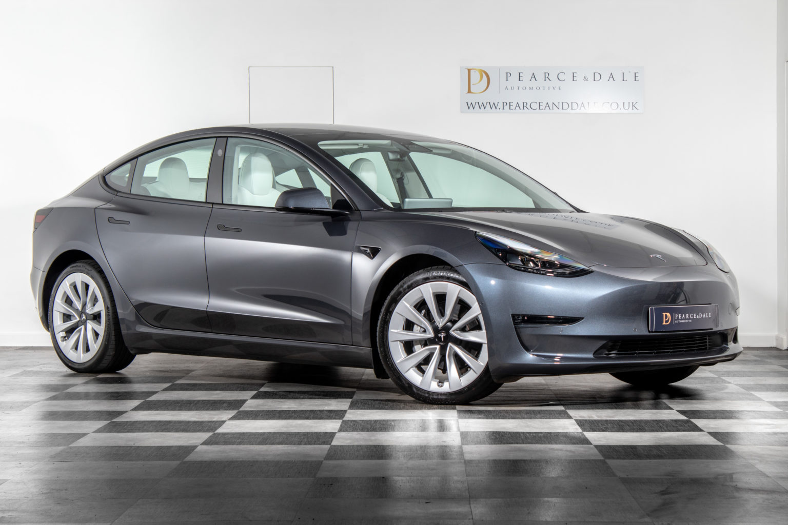 2024 Tesla Model 3 Grey - Maud Steffi